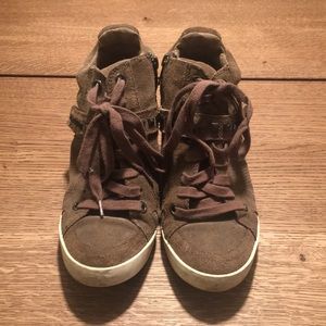 Splendid sneaker with small hidden wedge